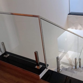 Guarda corpo em vidro temperado 10mm com torres de inox Esquadrias em São Paulo Janelas de alumínio Guarda corpo em vidro temperado 10mm com torres de inox Portas de alumínio Esquadrias de alumínio