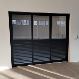 Porta mista (veneziana ventilada-vidro) ideal para lavanderias Esquadrias em São Paulo Janelas de alumínio Porta mista (veneziana ventilada-vidro) ideal para lavanderias Portas de alumínio Esquadrias de alumínio