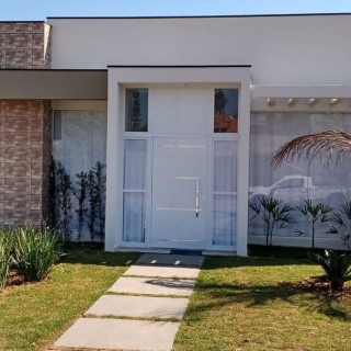 Fachada residencial com porta pivotante em alumínio Portas de alumínio Esquadrias de alumínio Fachada residencial com porta pivotante em alumínio Portas de alumínio Esquadrias de alumínio sob medida