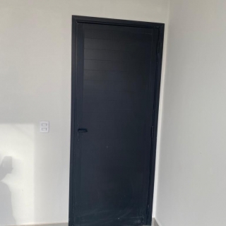 Porta de Giro com Puxador H 30 entre os furos Caixilhos de alumínio Esquadrias de alumínio para residências Porta de Giro com Puxador H 30 entre os furos Esquadrias em São Paulo Janelas de alumínio